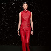 Inilah koleksi terbaru Hermes Fall/Winter 2024. Desainer Hermes, Nadège Vanhee, banyak menghadirkan busana dari kulit yang terinspirasi para pengendara motor dan mereka yang berkuda. Busana kulit Hermes hadir dalam desain elegan yang timeless. Foto: Dok. Hermes.