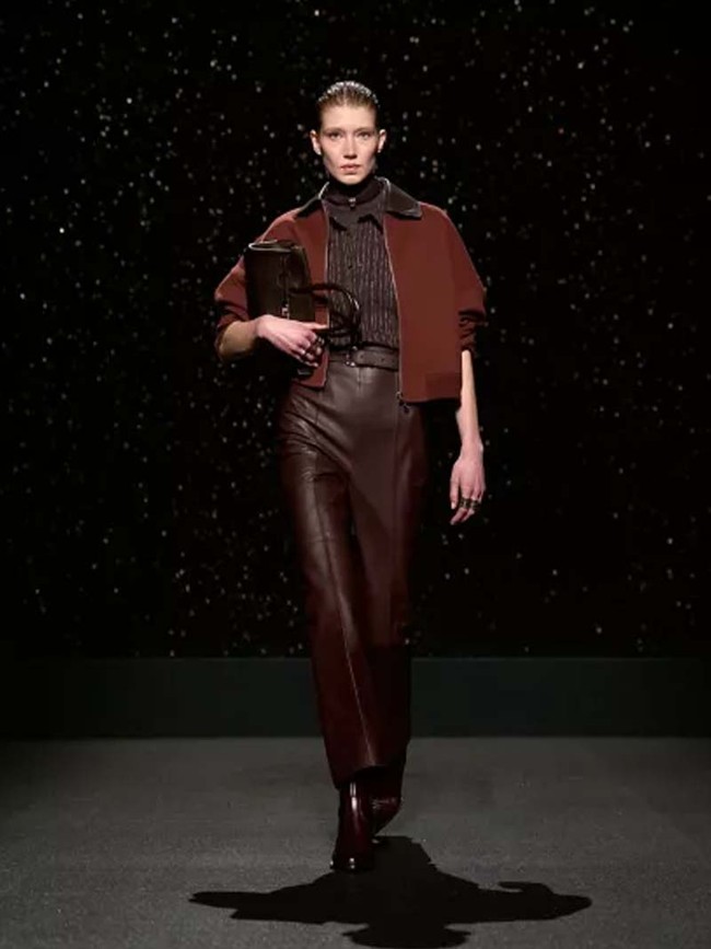 Inilah koleksi terbaru Hermes Fall/Winter 2024. Desainer Hermes, Nadège Vanhee, banyak menghadirkan busana dari kulit yang terinspirasi para pengendara motor dan mereka yang berkuda. Busana kulit Hermes hadir dalam desain elegan yang timeless. Foto: Dok. Hermes.