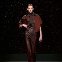 Inilah koleksi terbaru Hermes Fall/Winter 2024. Desainer Hermes, Nadège Vanhee, banyak menghadirkan busana dari kulit yang terinspirasi para pengendara motor dan mereka yang berkuda. Busana kulit Hermes hadir dalam desain elegan yang timeless. Foto: Dok. Hermes.