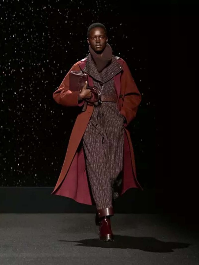 Inilah koleksi terbaru Hermes Fall/Winter 2024. Desainer Hermes, Nadège Vanhee, banyak menghadirkan busana dari kulit yang terinspirasi para pengendara motor dan mereka yang berkuda. Busana kulit Hermes hadir dalam desain elegan yang timeless. Foto: Dok. Hermes.