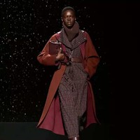 Inilah koleksi terbaru Hermes Fall/Winter 2024. Desainer Hermes, Nadège Vanhee, banyak menghadirkan busana dari kulit yang terinspirasi para pengendara motor dan mereka yang berkuda. Busana kulit Hermes hadir dalam desain elegan yang timeless. Foto: Dok. Hermes.