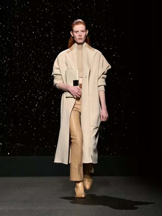Inilah koleksi terbaru Hermes Fall/Winter 2024. Desainer Hermes, Nadège Vanhee, banyak menghadirkan busana dari kulit yang terinspirasi para pengendara motor dan mereka yang berkuda. Busana kulit Hermes hadir dalam desain elegan yang timeless. Foto: Dok. Hermes.