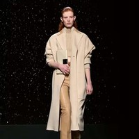 Inilah koleksi terbaru Hermes Fall/Winter 2024. Desainer Hermes, Nadège Vanhee, banyak menghadirkan busana dari kulit yang terinspirasi para pengendara motor dan mereka yang berkuda. Busana kulit Hermes hadir dalam desain elegan yang timeless. Foto: Dok. Hermes.