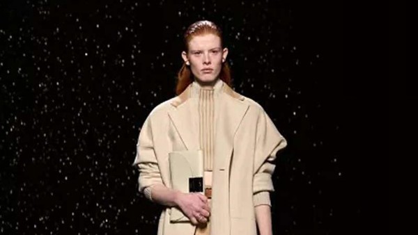 10 Koleksi Hermes Fall/Winter 2024, Busana Naik Motor Hingga Kuda Penuh Gaya