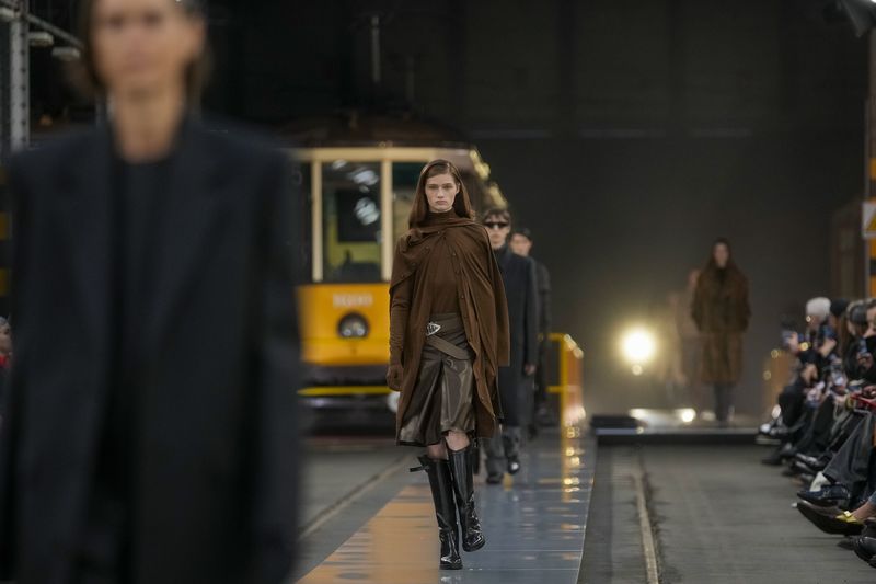 Koleksi Tod's Fall 2024 A model wears a creation as part of the Tod's women's Fall-Winter 2024-25 collection presented in Milan, Italy, Friday, Feb. 23, 2024. (AP Photo/Luca Bruno)