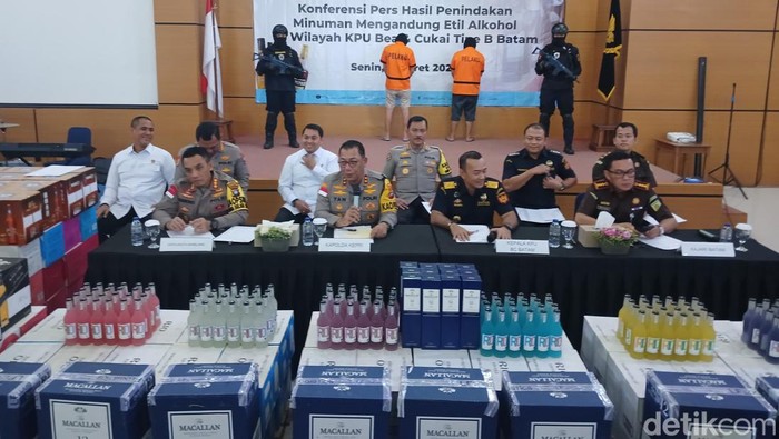 Konferensi pers kasus puluhan ribu miras ilegal dalam kontainer di Batam. (Alamudin Hamapu/detikSumut)
