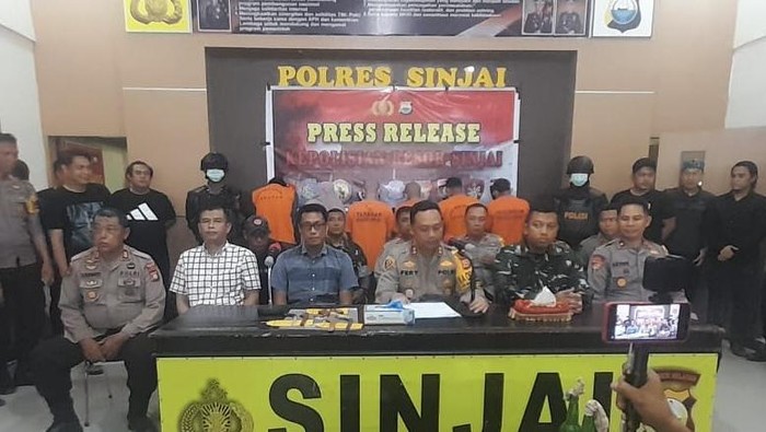 Konferensi pers Polres Sinjai terkait demo ricuh di Kantor KPU Sinjai.