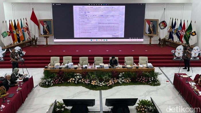 KPU kembali melanjutkan rapat pleno rekapitulasi hasil penghitungan suara tingkat nasional di wilayah PPLN Taipei. (Anggi/detikcom).