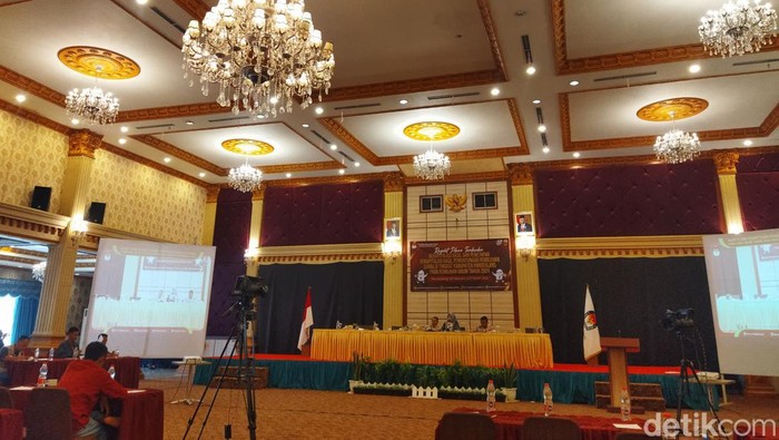 KPU Pandeglang tengah melakukan rapat pleno rekapitulasi penghitungan perolehan suara pemilihan umum tahun 2024 tingkat kabupaten Pandeglang. Dok Aris Rivaldo/detikcom)