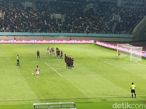 Laga Persis Solo menghadapi PSM Makassar di Stadion Manahan Solo, Senin (4/3/2024).