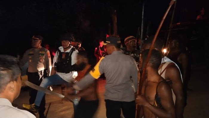 Massa pendukung Partai NasDem dan Partai Persatuan Pembangunan (PPP) terlibat bentrok saat pleno rekapitulasi suara Pemilu 2024 di Kabupaten Lanny Jaya, Papua Pegunungan.