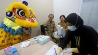 Di kantor cabang ini juga UOB menawarkan rangkaian program menarik seperti talk show seputar gaya hidup, edukasi, kesehatan dan seni rupa untuk terus meningkatkan engagement dengan nasabah. Karyawan bank melayani nasabah saat pembukaan Kantor Cabang UOB Indonesia Bogor di jalan Pajajaran, Kota Bogor, Jawa Barat, Senin (4/3/2024).