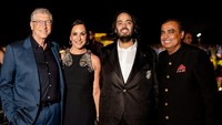 Bill Gates, Paula Hurd, Anant Ambani, Anant Ambani dan Mukesh saat berfoto bersama di perayaan pranikah Anant-Radhika di Gujarat, India, Minggu (3/3/2024).