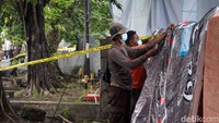 Petugas juga memasang terpal untuk menutup lokasi yang terimbas ledakan di Mako Brimob.