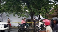 Setelah terjadi ledakan keras di Mako Brimob yang berada di Jalan Gresik. Petugas memasang garis polisi.