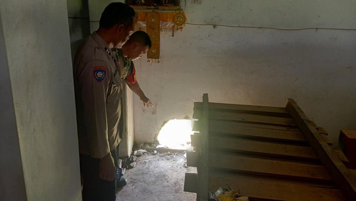 Lubang pada tembok gudang distributor makanan ringan di Desa Baluk, Jembrana, Bali, Senin (4/3/2024). Maling diduga masuk gudang itu dan gasak uang Rp 140 juta.