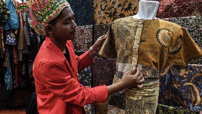 Manfaatkan limbah kain menjadi produk bermanfaat Pemilik stan menata produk fesyen dari sisa bahan dan kain (limbah fesyen) pada acara Pameran International Handicraft Trade Fair (Inacraft 2024) di JCC, Jakarta, Minggu (3/3/2024). Produk fesyen dari sisa bahan dan kain mulai banyak diminati masyarakat, seiring meningkatnya kesadaran akan bahaya limbah fesyen, selain menghadirkan banyak model, produknya juga memiliki harga ekonomi yang tinggi tergantung tingkat kesulita proses pembuatannya. ANTARA FOTO/Muhammad Adimaja/Spt.