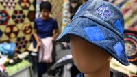 Pemilik stan menata produk fesyen dari sisa bahan dan kain (limbah fesyen) pada acara Pameran International Handicraft Trade Fair (Inacraft 2024) di JCC, Jakarta, Minggu (3/3/2024).