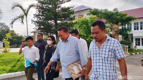 Mantan Walikota Kupang Jonas Salean seusai pemeriksaan di Kejati NTT, Senin (4/3/2024). (Yufengki Bria/detikBali).