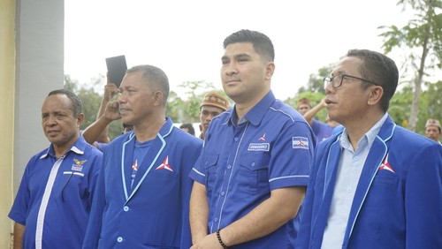 Caleg DPRD Kabupaten Manggarai Barat, NTT, Christo Mario Y. Pranda (ketiga dari kiri) meraup suara terbanyak pada Pemilu 2024. (Istimewa)