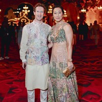 Mark Zuckerberg memilih kurta, blouse panjang mirip baju koko dengan vest berwarna cerah penuh bordiran bernuansa fauna. Istrinya, Priscilla, mengenakan busana lehenga dengan detail atraktif. Bordiran yang menggambarkan keindahan alam flora dan fauna membuat penampilannya mencuri perhatian. Foto: Reliance group via AP