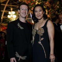 Mark Zuckerberg tampil elegan dalam balutan jas hitam-hitam. Terlihat ada detail menarik di busananya, bordiran berbentuk capung dengan kilauan kristal. Istri Zuck, Priscilla Chan, pun tampil senada memakai gaun hitam berpotongan simple namun tampak glamor berkat hiasan emas bentuk bunga. Foto: Reliance group via AP