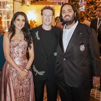 Mark Zuckerberg menyempatkan foto bersama pasangan yang berbahagia, Anant Ambani dan Radhika Merchant. Foto: Reliance group via AP