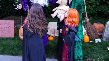 Keluarga Zuck berpose dengan kostum unik saat perayaan Haloween. Foto: Facebook