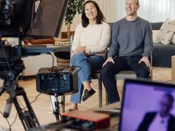 Gaya Apa Adanya Istri Zuckerberg yang Bikin Heran