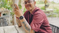 Pose manisnya di sebuah restoran juga sempat dibagikan. Ia mengunjungi restoran dengan view sawah yang menyejukkan, tampaknya berlokasi di Bali. Foto: Instagram @marlo
