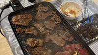 Daging panggang itu tampak menggugah selera. Ia memanggangnya dengan balutan saus dan potongan bawang putih. Foto: Instagram @marlo