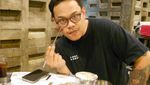 Gaya Marlo, Putra Andy F. Noya Saat Jajan Batagor hingga Ngopi