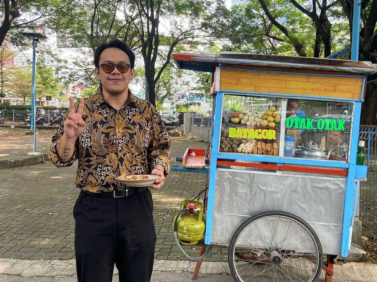 Gaya Marlo, Putra Andy F. Noya Saat Jajan Batagor hingga Ngopi