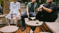 Seperti momennya nongkrong bersama teman-temannya. Saat itu, mereka terlihat asyik ngopi di coffee shop yang memiliki area outdoor asri. Foto: Instagram @marlo