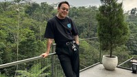 Marlo Ernesto dikenal sebagai presenter yang juga aktif membuat konten video di YouTube miliknya. Marlo kembali mencuri perhatian setelah menjadi bintang tamu dalam podcast yang dipandu Praz Teguh. Foto: Instagram @marlo