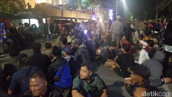 Massa PAN Jember geruduk Aston