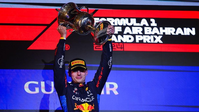 BAHRAIN, BAHRAIN - MARCH 02: Max Verstappen of Netherland and Oracle Red Bull Racing lift the winner trophy of the F1 Grand Prix of Bahrain at Bahrain International Circuit on March 02, 2024 in Bahrain, Bahrain. (Photo by Eric Alonso/Getty Images )