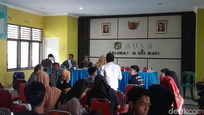 Mediasi antara warga dengan pihak Sekolah Swasta Global Prima ribut di Kantor Lurah Sei Mati (Nizar Aldi/detikSumut)