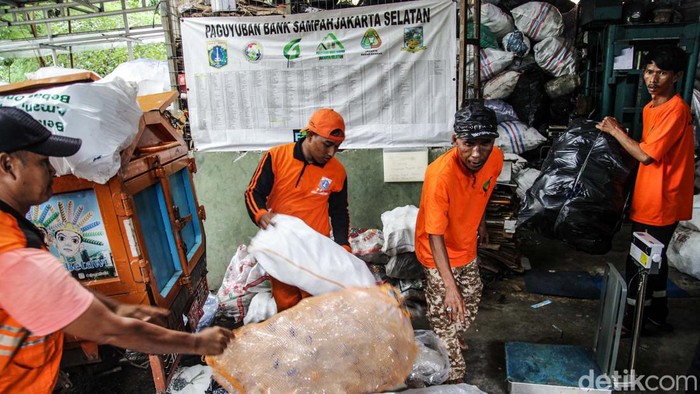 Petugas menyortir sampah di Bank Sampah GESIT Kelurahan Menteng Atas, Jakarta Selatan, Senin (4/3/2024). Sebagai informasi, bank sampah berperan penting dalam pengelolaan sampah hingga memiliki nilai ekonomi di masyarakat.