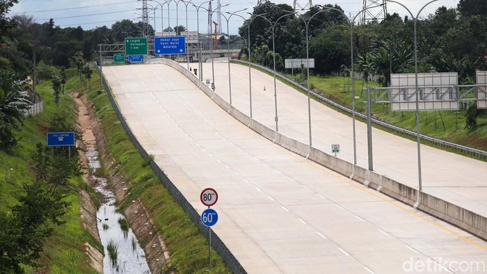 Tampak terlihat dari kejauhan Pintu Tol Legok yang berada di Tol Serpong - Balaraja pada seksi 1B CBD Serpong-Legok Kabupaten Tangerang, Senin (4/3/2024). Tol Serpong-Balajara seksi 1B belum dapat dipastikan waktu operasionalnya karena masih ada pekerjaan.