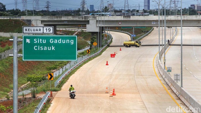 Tampak terlihat dari kejauhan Pintu Tol Legok yang berada di Tol Serpong - Balaraja pada seksi 1B CBD Serpong-Legok Kabupaten Tangerang, Senin (4/3/2024). Tol Serpong-Balajara seksi 1B belum dapat dipastikan waktu operasionalnya karena masih ada pekerjaan.