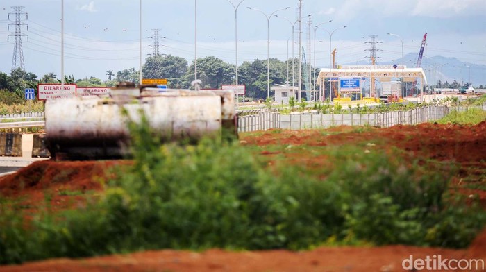 Melihat Progres Tol Serbaraja Seksi 1B Tampak terlihat dari kejauhan Pintu Tol Legok yang berada di Tol Serpong - Balaraja pada seksi 1B CBD Serpong-Legok Kabupaten Tangerang, Senin (4/3/2024). Tol Serpong-Balajara seksi 1B belum dapat dipastikan waktu operasionalnya karena masih ada pekerjaan.