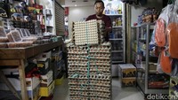 Tampak pedagang tengah membawa turun telur yang baru tiba.