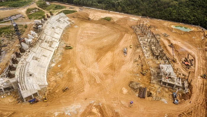 Foto udara pembangunan stadion di Muaro Pijoan, Muaro Jambi, Jambi, Senin (4/3/2024). Pembangunan stadion yang digadang-gadang sebagai yang termegah di Provinsi Jambi dengan nilai investasi sebesar Rp411 miliar dan ditargetkan rampung pada akhir 2024 itu telah mencapai 39 persen lebih pembangunannya. ANTARA FOTO/Wahdi Septiawan/Spt.
