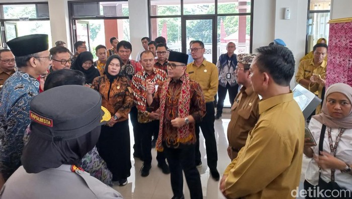 MenPAN-RB saat melakukan sidak di MPP Sumber Kabupatem Cirebon