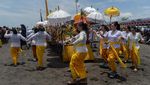 Menyucikan Diri Lewat Upacara Melasti di Pantai Parangkusumo