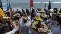 Melasti adalah upacara pensucian diri untuk menyambut hari raya Nyepi.