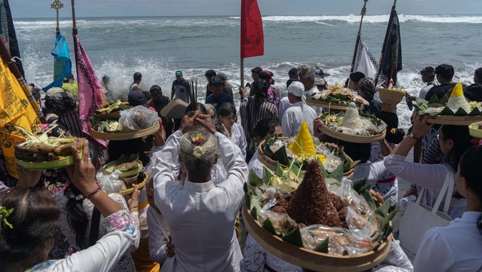 Umat Hindu membawa jempana menuju pantai untuk dibasuh dengan air laut saat prosesi upacara Melasti di Pantai Parangkusumo, Bantul, DI Yogyakarta, Minggu (3/3/2024). Upacara Melasti yang diikuti ribuan umat Hindu tersebut dalam rangka menyambut Hari Raya Nyepi Tahun Baru Saka 1946. ANTARA FOTO/Andreas Fitri Atmoko/agr/Spt.