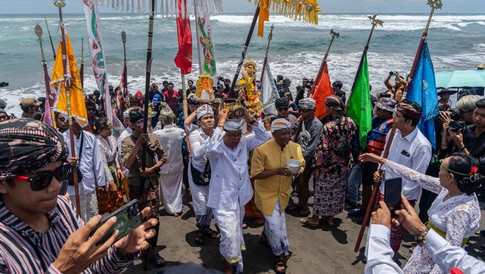 Menyucikan Diri Lewat Upacara Melasti di Pantai Parangkusumo Umat Hindu membawa jempana menuju pantai untuk dibasuh dengan air laut saat prosesi upacara Melasti di Pantai Parangkusumo, Bantul, DI Yogyakarta, Minggu (3/3/2024). Upacara Melasti yang diikuti ribuan umat Hindu tersebut dalam rangka menyambut Hari Raya Nyepi Tahun Baru Saka 1946. ANTARA FOTO/Andreas Fitri Atmoko/agr/Spt.