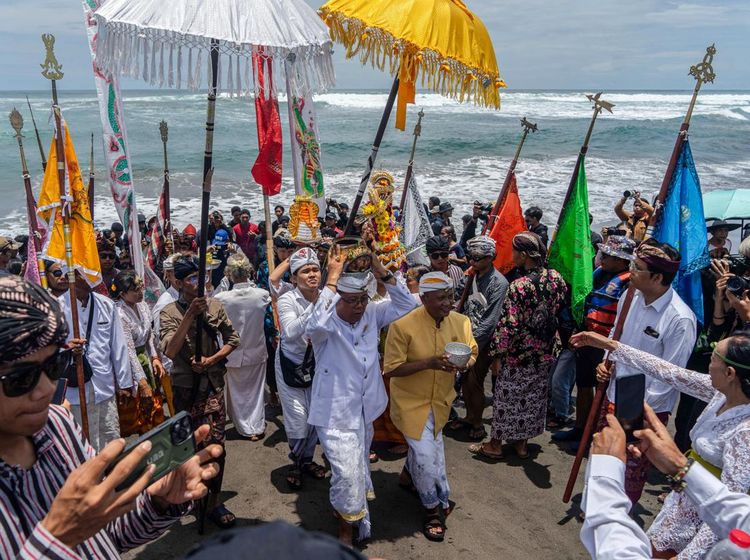 Menyucikan Diri Lewat Upacara Melasti di Pantai Parangkusumo
